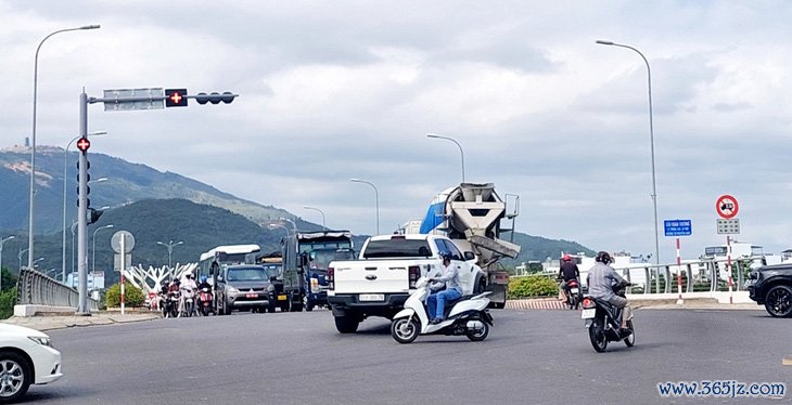 Dừng xe chờ đèn đỏ có làm tăng tải trọng， mất an toàn cầu Quán Trường， TP Nha Trang? - Ảnh 1.