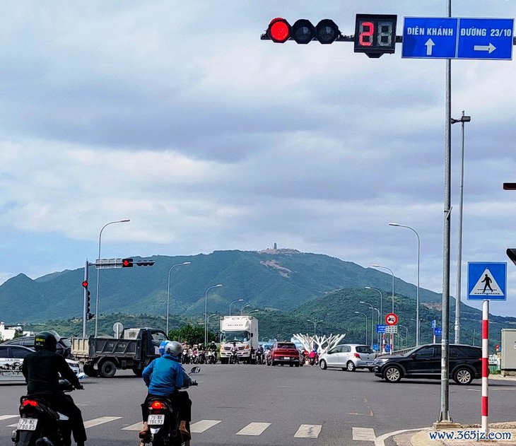 Bật đèn đỏ， cho phép xe dừng chờ trên cầu Quán Trường TP Nha Trang - Ảnh 1.